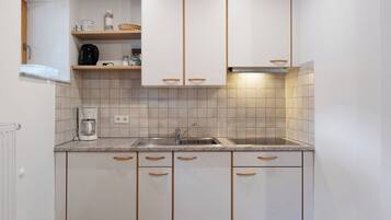 KĂŒhlschrank, Herdplatte, Wasserkocher mit Kaffee-/Teezubehör