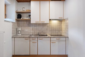 Fridge, stovetop, coffee/tea maker, electric kettle