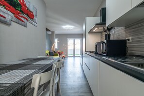 Kühlschrank, Mikrowelle, Ofen, Herdplatte