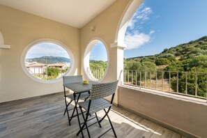 Outdoor dining - Holiday Home "Elizabeth House" with Mountain View & Garden (Villasimius)