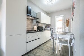 Een koelkast, een microgolfoven, een oven, een kookplaat