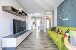 TV - Holiday Home "Elizabeth House" with Mountain View & Garden (Villasimius)