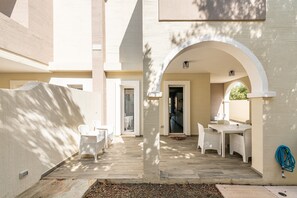 Outdoor dining - Holiday Home "Elizabeth House" with Mountain View & Garden (Villasimius)