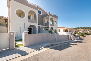 Exterior - Holiday Home "Elizabeth House" with Mountain View & Garden (Villasimius)