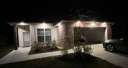10 min to LSU and Laberge Casino - Brand New Lakefront House Quiet n Safe