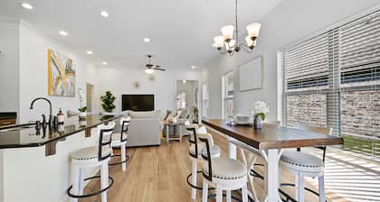 10 min to LSU and Laberge Casino - Brand New Lakefront House Quiet n Safe