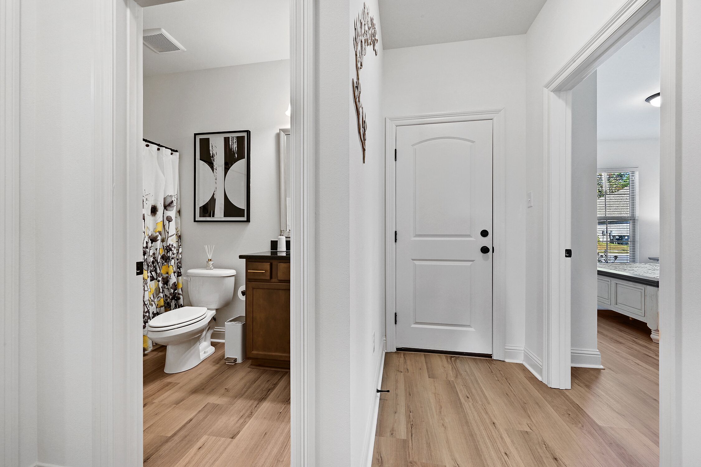 Ensemble baignoire-douche, séchoir à cheveux, serviettes fournies, savon