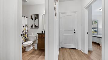 Ensemble baignoire-douche, séchoir à cheveux, serviettes fournies, savon