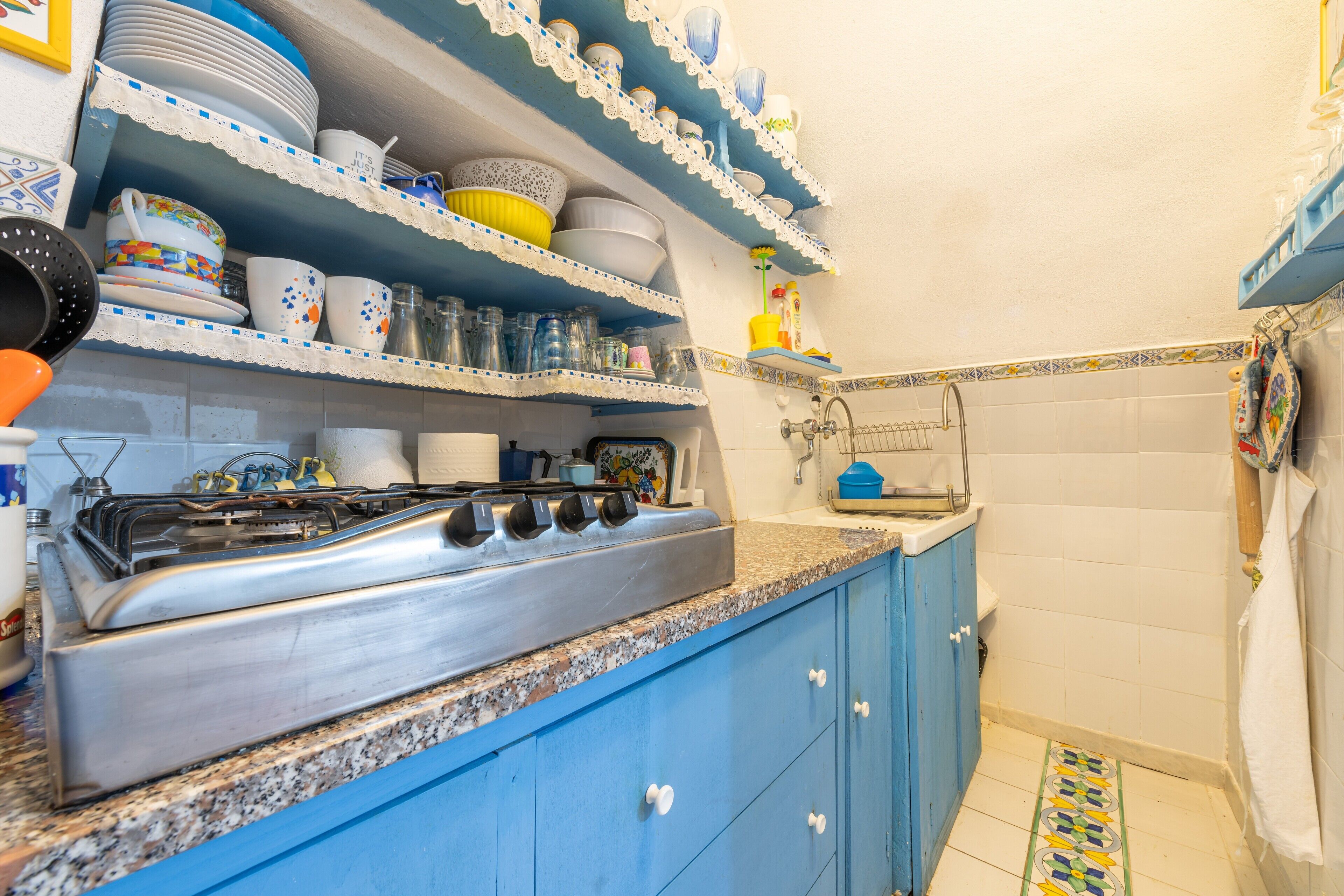 Réfrigérateur, micro-ondes, plaque de cuisson, cafetière/bouilloire