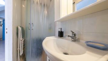 Dusche, Haartrockner, Handtücher