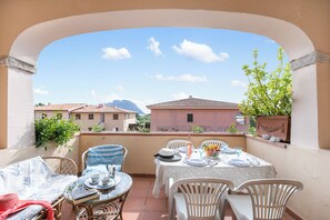 Outdoor dining - I Fari D220 600m From The Beach, Porto San Paolo, Italy (Porto San Paolo)