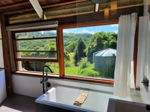 Combined shower/bathtub, towels, soap, toilet paper - Byron Hinterland Hexagonal Eco-cabin (Rosebank)