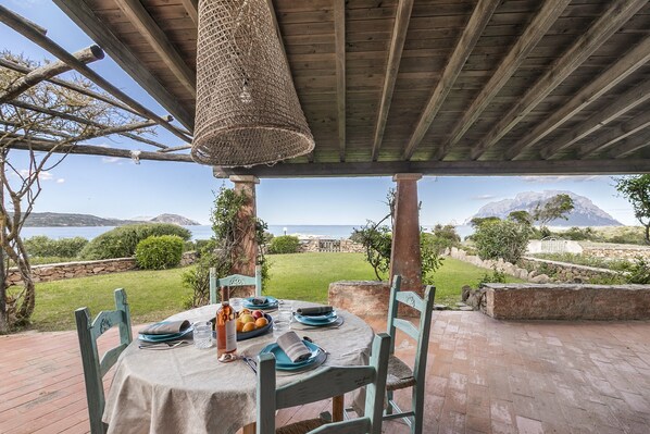 Outdoor dining - Villetta Scoglietto 51 200m From The Sea, Costa Corallina, Italy (Costa Corallina)