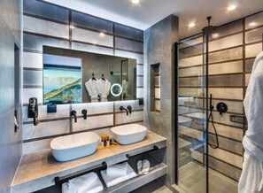 Ducha, secador de pelo y toallas