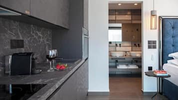 Frigorifero, microonde, forno, piano cottura