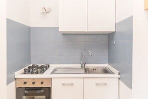 Fridge, oven, stovetop, coffee/tea maker - Piazzetta Bilo Porto 50m From The Beach, Porto San Paolo, Italy (Porto San Paolo)