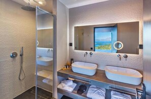 Dusche, Haartrockner, Handtücher