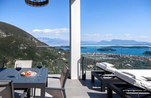 Outdoor dining - Villa "Desun Suites Grey" with Sea View, Pool & Wi-Fi (Leukada)