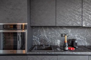 Een koelkast, een microgolfoven, een oven, een kookplaat