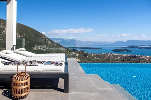 Villa "Desun Suites Grey" with Sea View, Pool & Wi-Fi