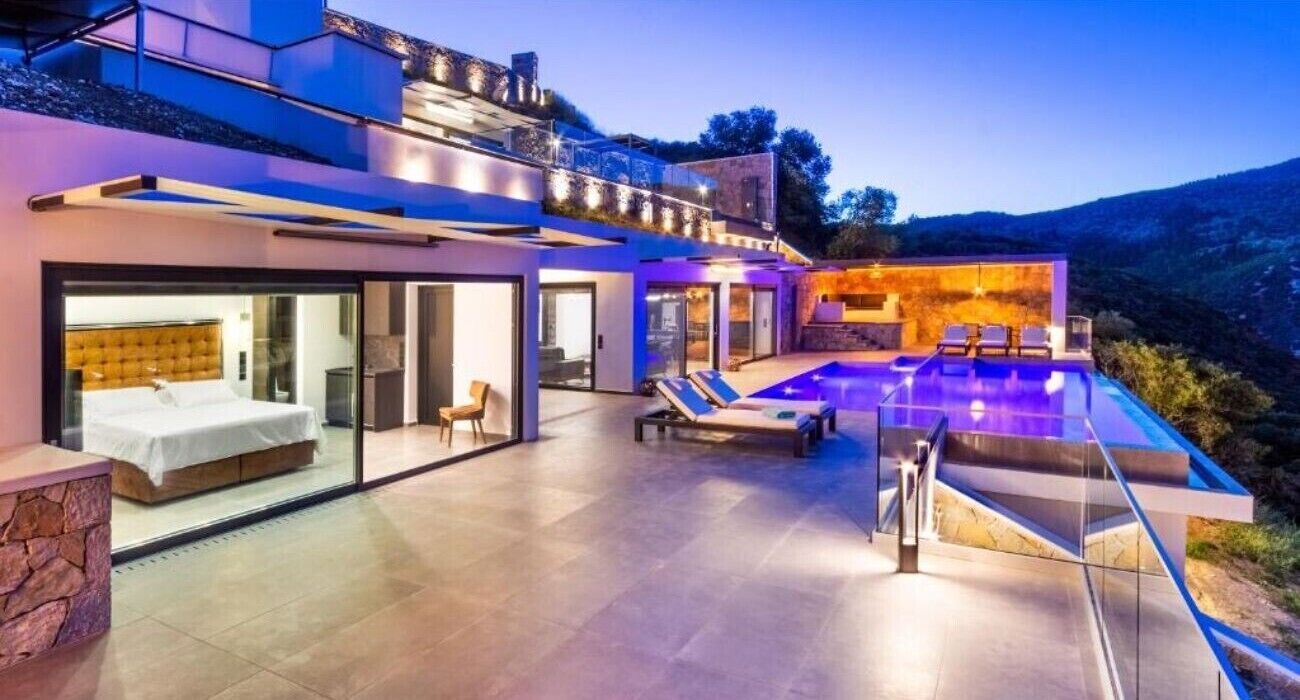 Una casa moderna con un dormitorio, un baño con paredes de vidrio, una piscina y una terraza.