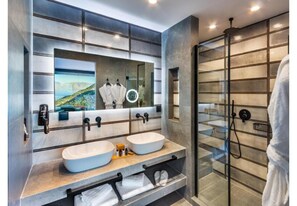 Ducha, secador de pelo y toallas