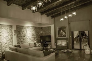 Fernseher, Kamin, Videospiele, DVD-Player