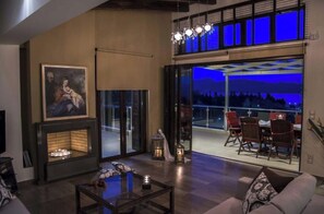 Fernseher, Kamin, Videospiele, DVD-Player