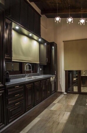 雪櫃、微波爐、焗爐、爐具