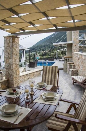 Outdoor dining - "Villa Kastro" with Sea View, Private Pool, Garden and Balcony (Lefkada)