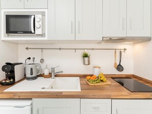 Refrigerador, microondas, cafetera y tetera y tetera eléctrica 