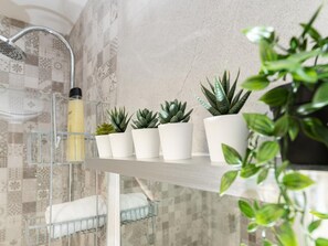 Shower, hair dryer, towels, toilet paper - MONKÓ KENIA BEAUTIFUL APARTMENT WITH SWIMMING POOL AND FREE WIFI IN BENALMADENA (Benalmadena)