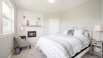 3 bedrooms, desk, iron/ironing board, travel cot