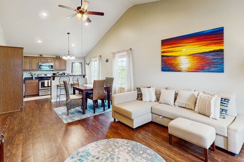 Vibrant sea-loving house with patio, AC & W/D - near Goose Island State Park