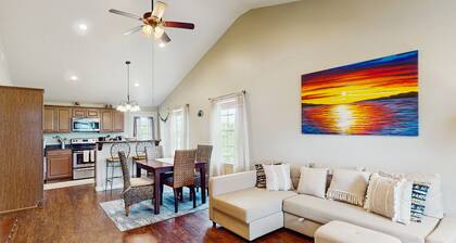 Vibrant sea-loving house with patio, AC & W/D - near Goose Island State Park