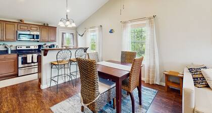 Vibrant sea-loving house with patio, AC & W/D - near Goose Island State Park