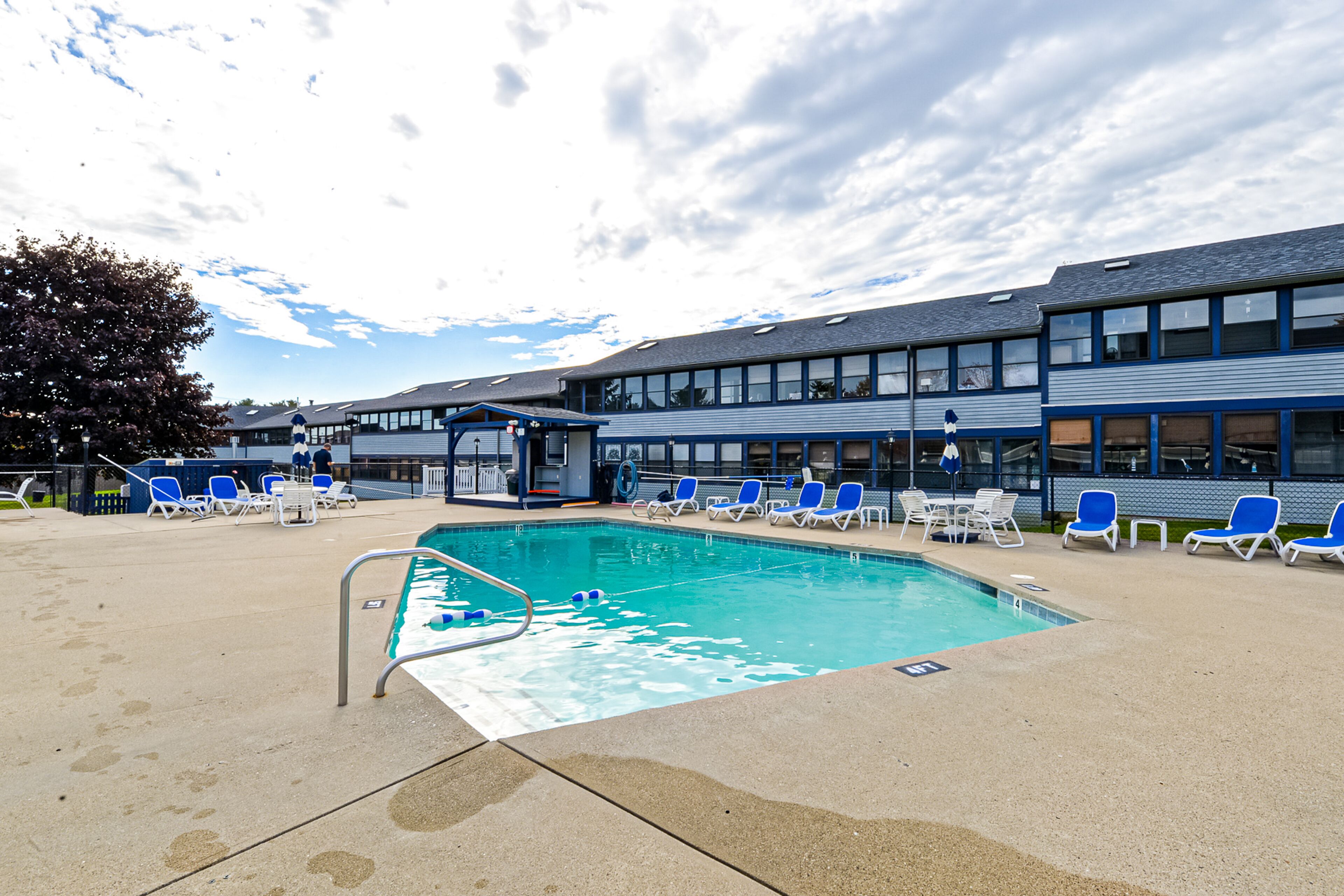 Lämmitetty uima-allas