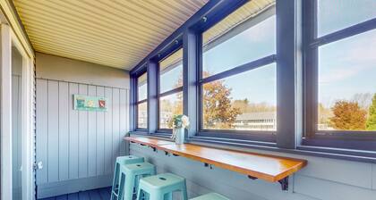 Updated condo 1 mile to beach w/pool, hot tub, tennis & access to EV chargers!