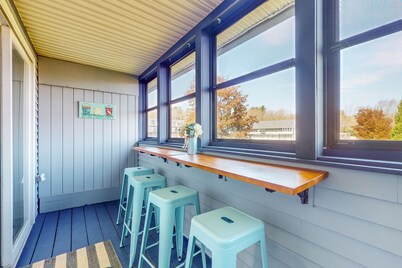 Updated condo 1 mile to beach w/pool, hot tub, tennis & access to EV chargers!