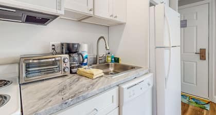 Updated condo 1 mile to beach w/pool, hot tub, tennis & access to EV chargers!