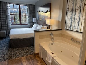 Combined shower/bathtub, jetted bath, hair dryer, towels - Marriott Timber Lodge - one bedroom villa sleeps 4 (South Lake Tahoe)