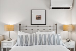 2 bedrooms, Internet, bed sheets - Renovated condo with prime West End location, 2 en suite bathrooms, & HGTV style (Portland)