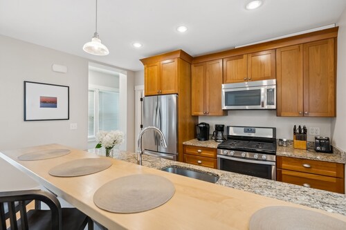Renovated condo with prime West End location, 2 en suite bathrooms, & HGTV style