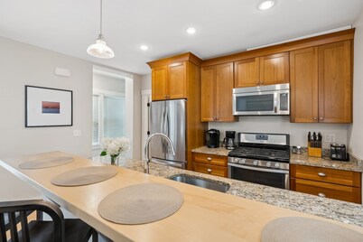 Renovated condo with prime West End location, 2 en suite bathrooms, & HGTV style