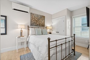 2 bedrooms, Internet, bed sheets - Renovated condo with prime West End location, 2 en suite bathrooms, & HGTV style (Portland)