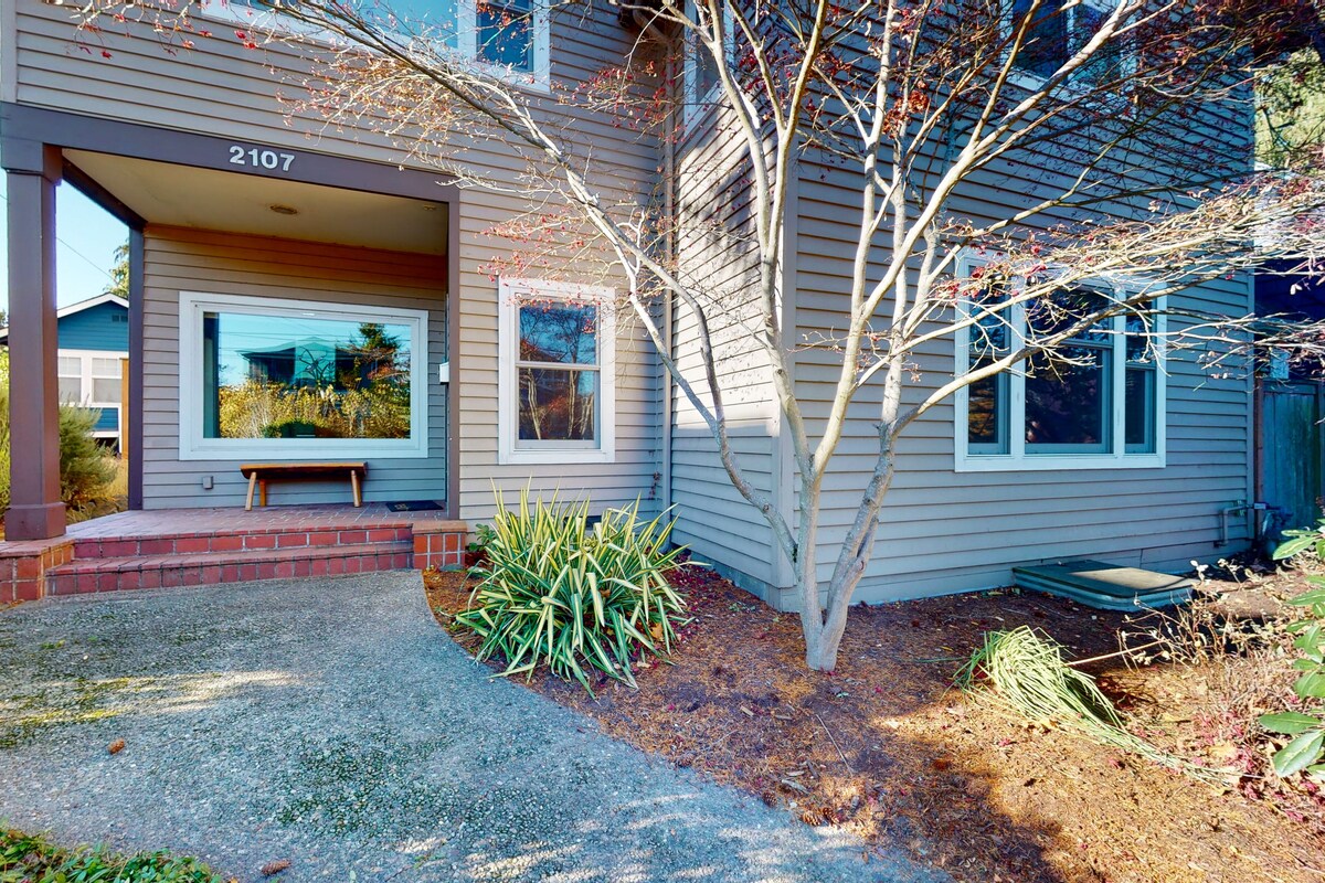 Elegant dog-friendly home near Seattle Aquarium with game room, fireplace & W/D