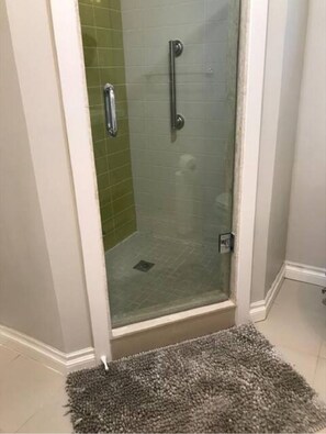 Douche, séchoir à cheveux, serviettes fournies, savon