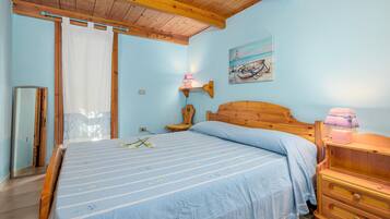 2 bedrooms, iron/ironing board, WiFi (free)