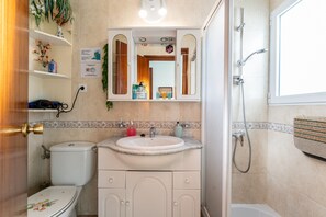 Ducha, secador de pelo, toallas