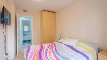 2 bedrooms, iron/ironing board, free WiFi, bed sheets